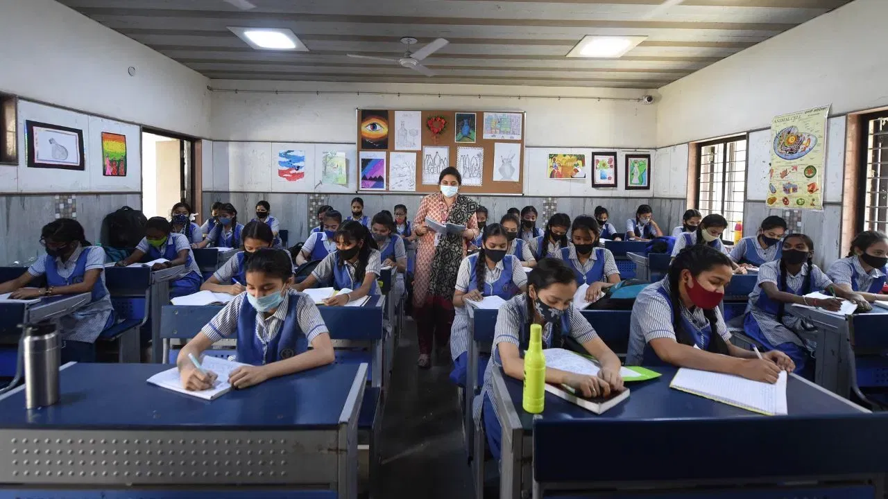 CBSE Board Exam 2026: बोर्ड एग्जाम में MCQ से लेकर आंसर राइटिंग तक…जानें टीचर्स ने छात्रों को क्या टिप्स दिए CBSE Board Exam 2026: बोर्ड एग्जाम में MCQ से लेकर आंसर राइटिंग तक...जानें टीचर्स ने छात्रों को क्या टिप्स दिए