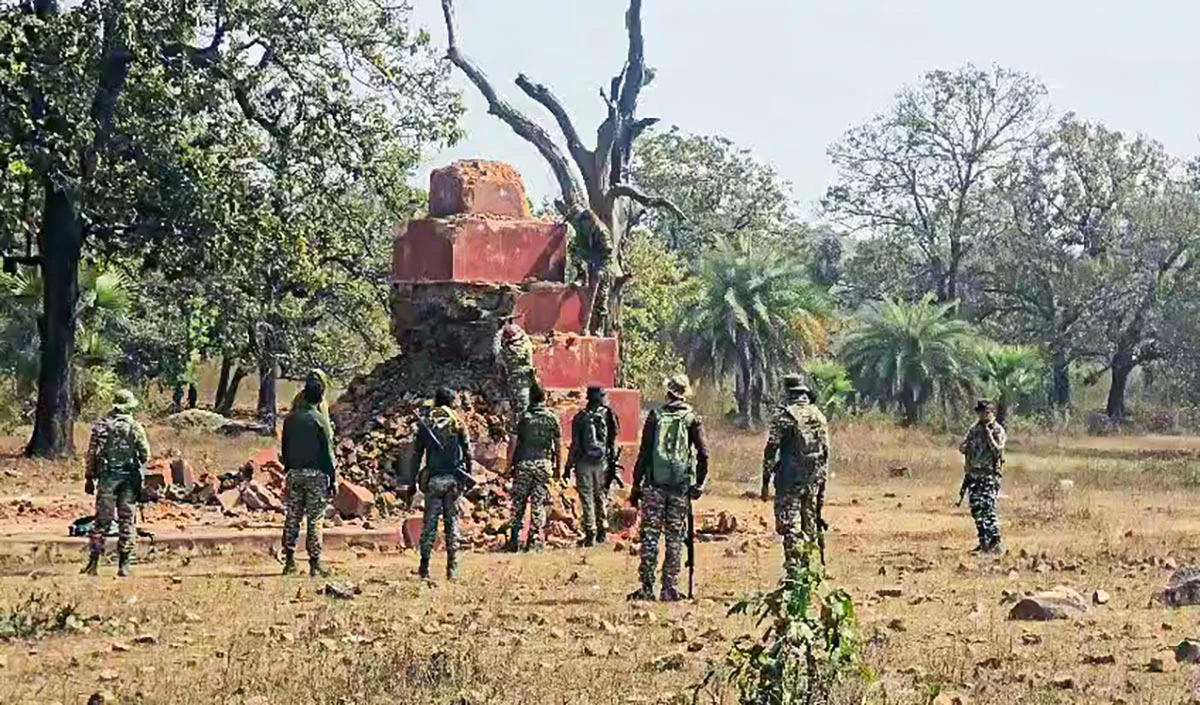 Devji और Malla Raji Reddy जैसे शीर्ष माओवादी नेताओं के आत्मसमर्पण के साथ नक्सलवाद मुक्त होने की राह पर बढ़ा देश Devji और Malla Raji Reddy जैसे शीर्ष माओवादी नेताओं के आत्मसमर्पण के साथ नक्सलवाद मुक्त होने की राह पर बढ़ा देश