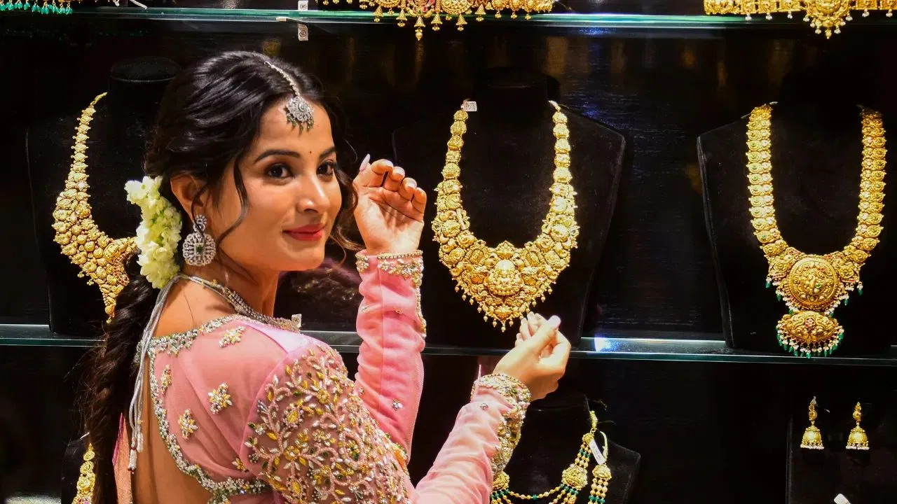 Gold- Silver Rate Today: शादी सीजन में राहत! सोना हुआ सस्ता, चेक करें अपने शहर का नया रेट Gold- Silver Rate Today: शादी सीजन में राहत! सोना हुआ सस्ता, चेक करें अपने शहर का नया रेट