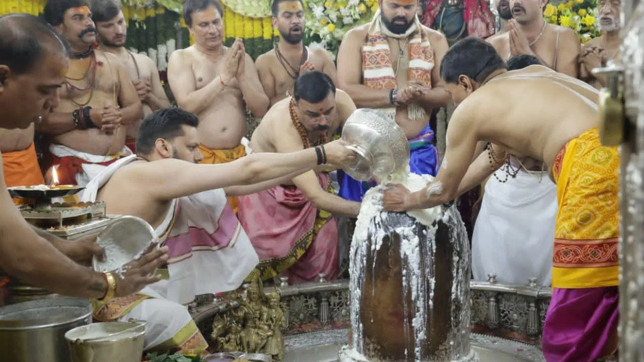 Ujjain Mahashivratri 2026: उज्जैन में सिंगापुर-स्विट्जरलैंड के फूलों से सजा महाकाल मंदिर… महाशिवरात्रि पर 44 घंटे होंगे दर्शन Ujjain Mahashivratri 2026: उज्जैन में सिंगापुर-स्विट्जरलैंड के फूलों से सजा महाकाल मंदिर... महाशिवरात्रि पर 44 घंटे होंगे दर्शन