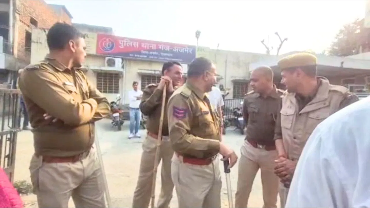 अजमेर: प्रदर्शन-तोड़फोड़… मुस्लिम युवक के साथ लिव इन पर बवाल, माता-पिता ने की आत्मदाह करने की कोशिश अजमेर: प्रदर्शन-तोड़फोड़... मुस्लिम युवक के साथ लिव इन पर बवाल, माता-पिता ने की आत्मदाह करने की कोशिश
