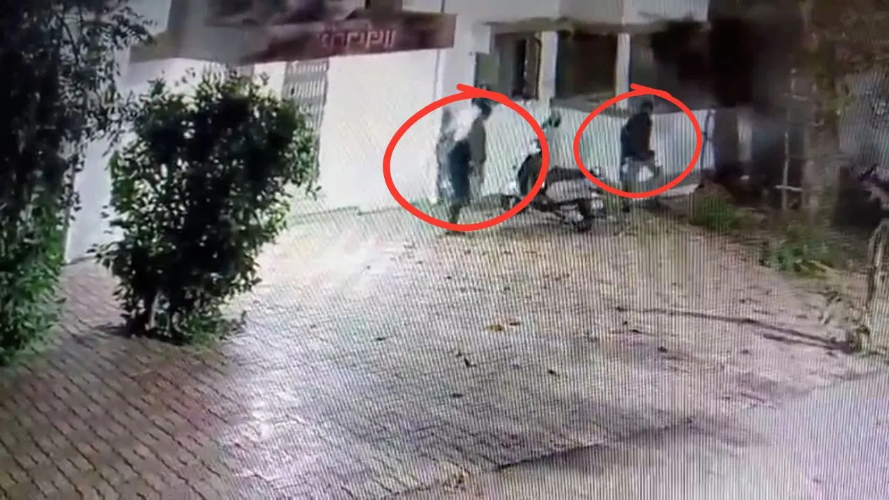 अमरावती के सुपरचोर! जजों की कॉलोनी में सेंधमारी… 5 घरों में की चोरी, फिर ऐसे हुए फरार अमरावती के सुपरचोर! जजों की कॉलोनी में सेंधमारी... 5 घरों में की चोरी, फिर ऐसे हुए फरार