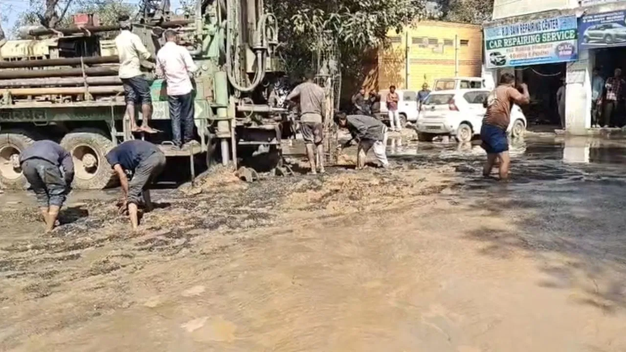 अलवर में बोरिंग करते समय जमीन से निकलने लगी ‘चांदी’, लूटने के लिए टूट पड़े लोग- Video अलवर में बोरिंग करते समय जमीन से निकलने लगी 'चांदी', लूटने के लिए टूट पड़े लोग- Video