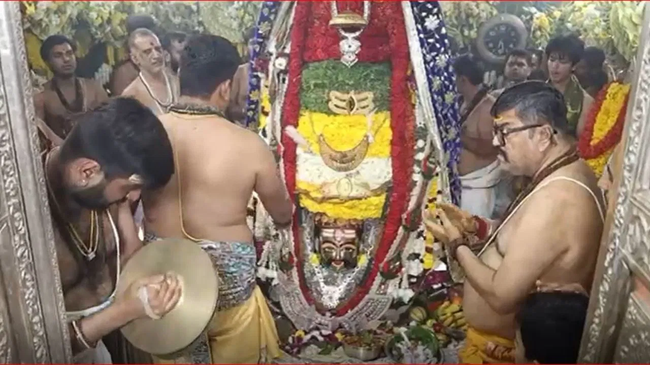 उज्जैन के महाकाल मंदिर में आज दोपहर को होगी भस्म आरती, साल भर में सिर्फ एक ही दिन होता है ऐसा, जानें वजह उज्जैन के महाकाल मंदिर में आज दोपहर को होगी भस्म आरती, साल भर में सिर्फ एक ही दिन होता है ऐसा, जानें वजह