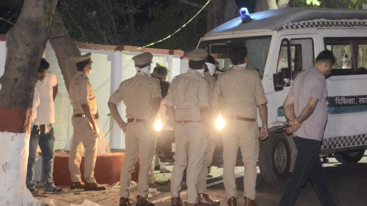 कानपुर में पति पर पत्नी बेचने का आरोप, बोला-इनसे संबंध बनाओ, नहीं तो जला दूंगा, पीड़िता ने पुलिस को बताई आपबीती कानपुर में पति पर पत्नी बेचने का आरोप, बोला-इनसे संबंध बनाओ, नहीं तो जला दूंगा, पीड़िता ने पुलिस को बताई आपबीती