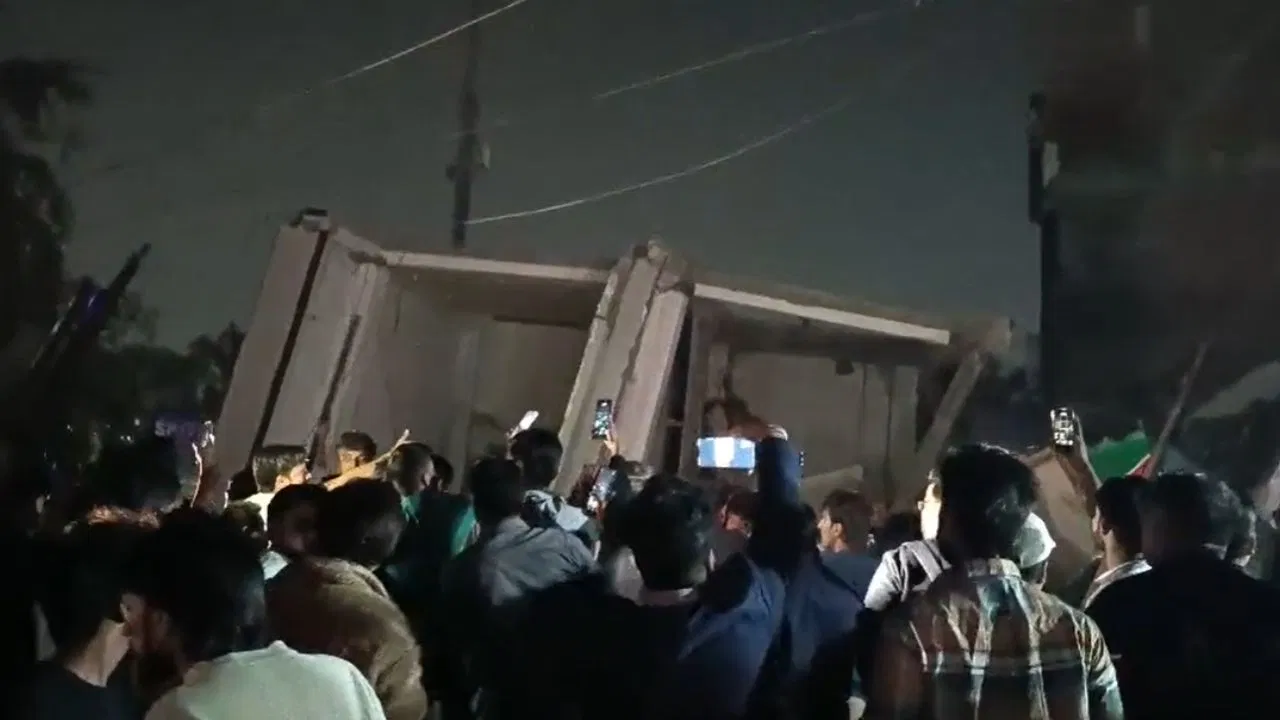 कोटा में बड़ा हादसा, भरभराकर गिरी इमारत, कई लोग दबे; रेस्क्यू ऑपरेशन जारी कोटा में बड़ा हादसा, भरभराकर गिरी इमारत, कई लोग दबे; रेस्क्यू ऑपरेशन जारी