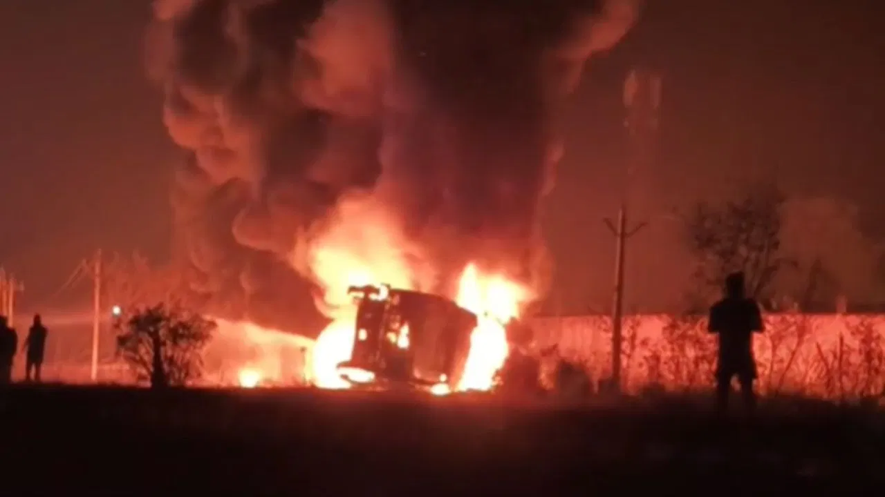 कौशांबी में NH-2 पर पलटा तेल टैंकर, लगी भीषण आग; 10KM तक जाम में फंसी गाड़ियां कौशांबी में NH-2 पर पलटा तेल टैंकर, लगी भीषण आग; 10KM तक जाम में फंसी गाड़ियां