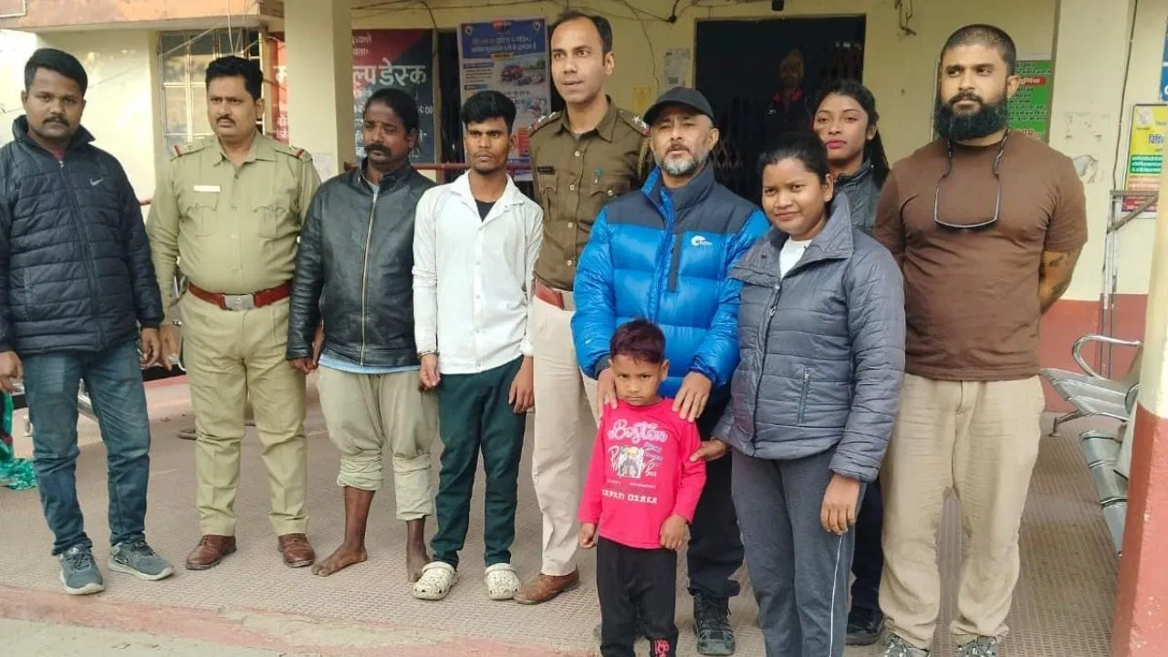 गजब का खेल! टेंट में खानाबदोश की जिंदगी, अंदर मानव तस्करी; किडनैप कर लाया गया बच्चा मिला गजब का खेल! टेंट में खानाबदोश की जिंदगी, अंदर मानव तस्करी; किडनैप कर लाया गया बच्चा मिला