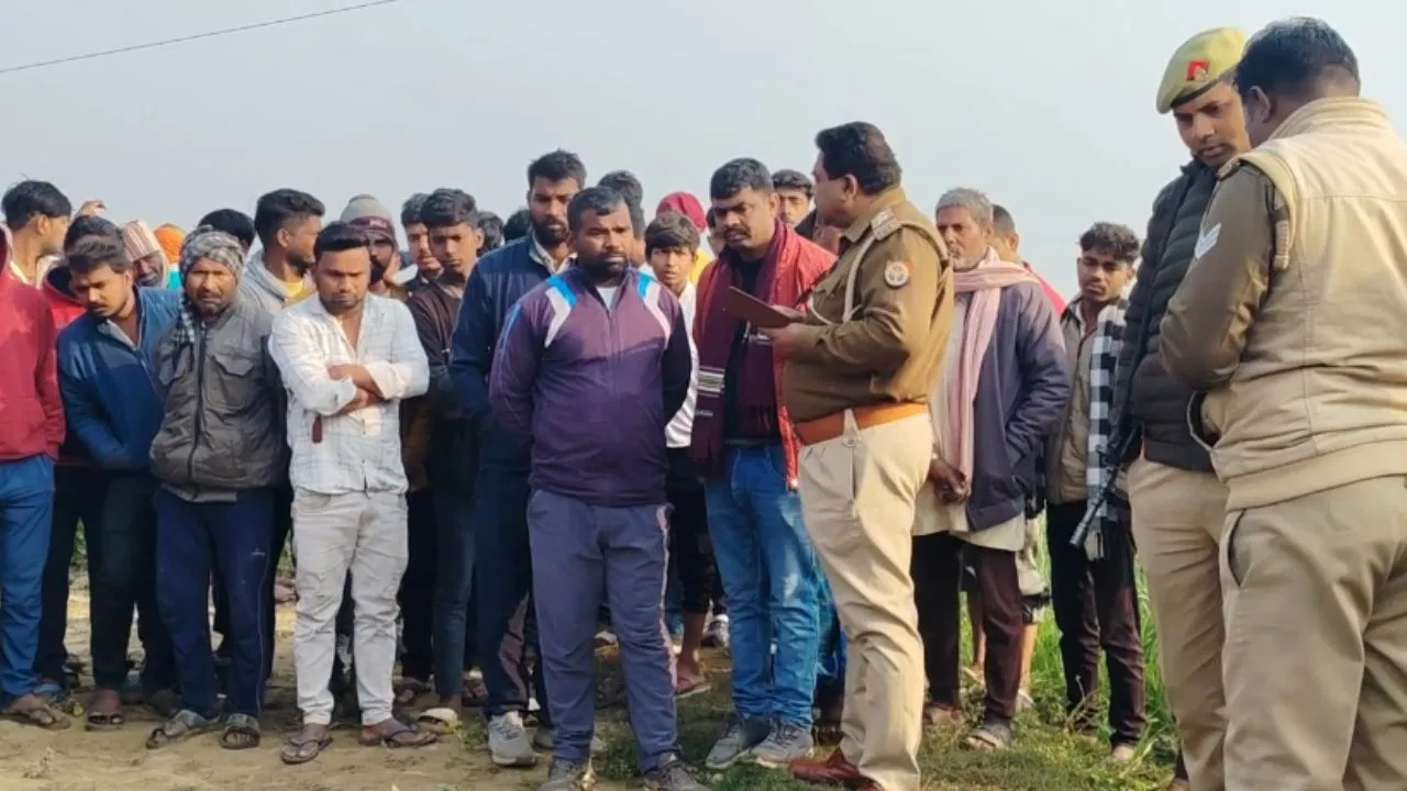 गोरखपुर में मर्डर से सनसनी… खेत में मिली युवक की लाश, सीने में घोंपा था चाकू, 20 मीटर दूर पड़ी थी ये चीज गोरखपुर में मर्डर से सनसनी... खेत में मिली युवक की लाश, सीने में घोंपा था चाकू, 20 मीटर दूर पड़ी थी ये चीज