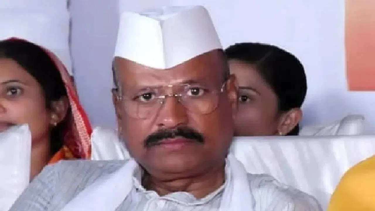 छत्रपति संभाजीनगर: पूर्व मंत्री अब्दुल सत्तार के दर्शन के बाद मंदिर का ‘शुद्धिकरण’, युवकों ने छिड़का गोमूत्र छत्रपति संभाजीनगर: पूर्व मंत्री अब्दुल सत्तार के दर्शन के बाद मंदिर का 'शुद्धिकरण', युवकों ने छिड़का गोमूत्र