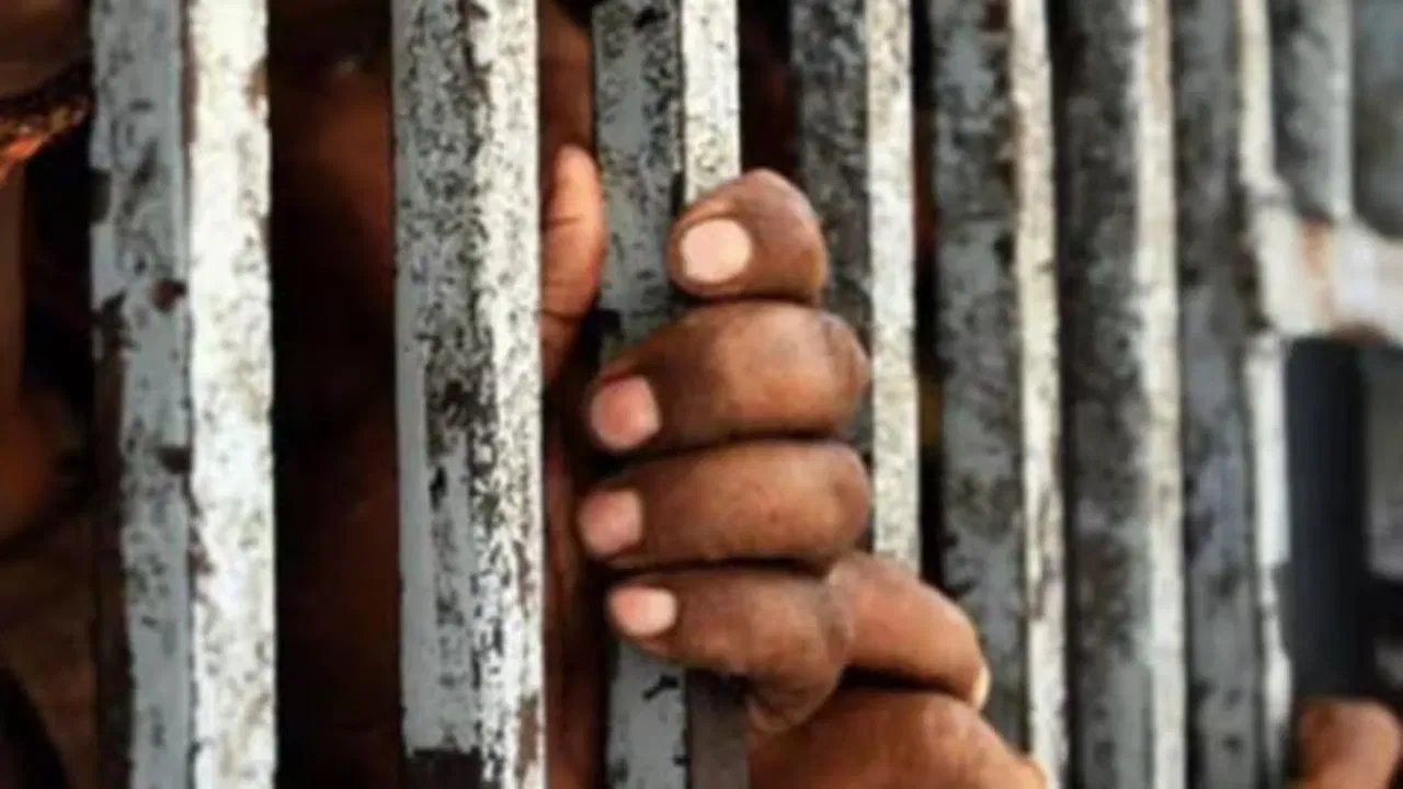 जम्मू के आरएस पुरा स्थित बाल सुधार केंद्र से तीन नाबालिग फरार, दो पुलिसकर्मी घायल जम्मू के आरएस पुरा स्थित बाल सुधार केंद्र से तीन नाबालिग फरार, दो पुलिसकर्मी घायल