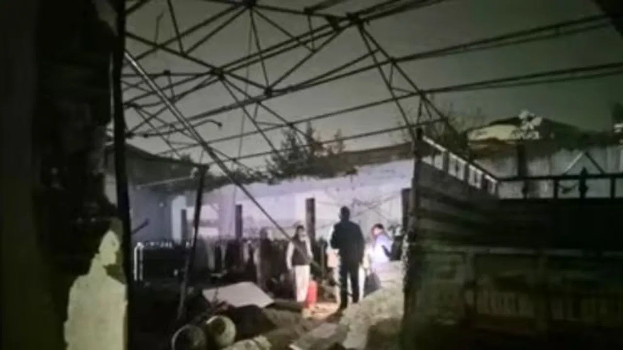 जयपुर की एक फैक्ट्री में फटा ऑक्सीजन सिलेंडर, जोरदार धमाके से छत उड़ी, दो की मौत जयपुर की एक फैक्ट्री में फटा ऑक्सीजन सिलेंडर, जोरदार धमाके से छत उड़ी, दो की मौत
