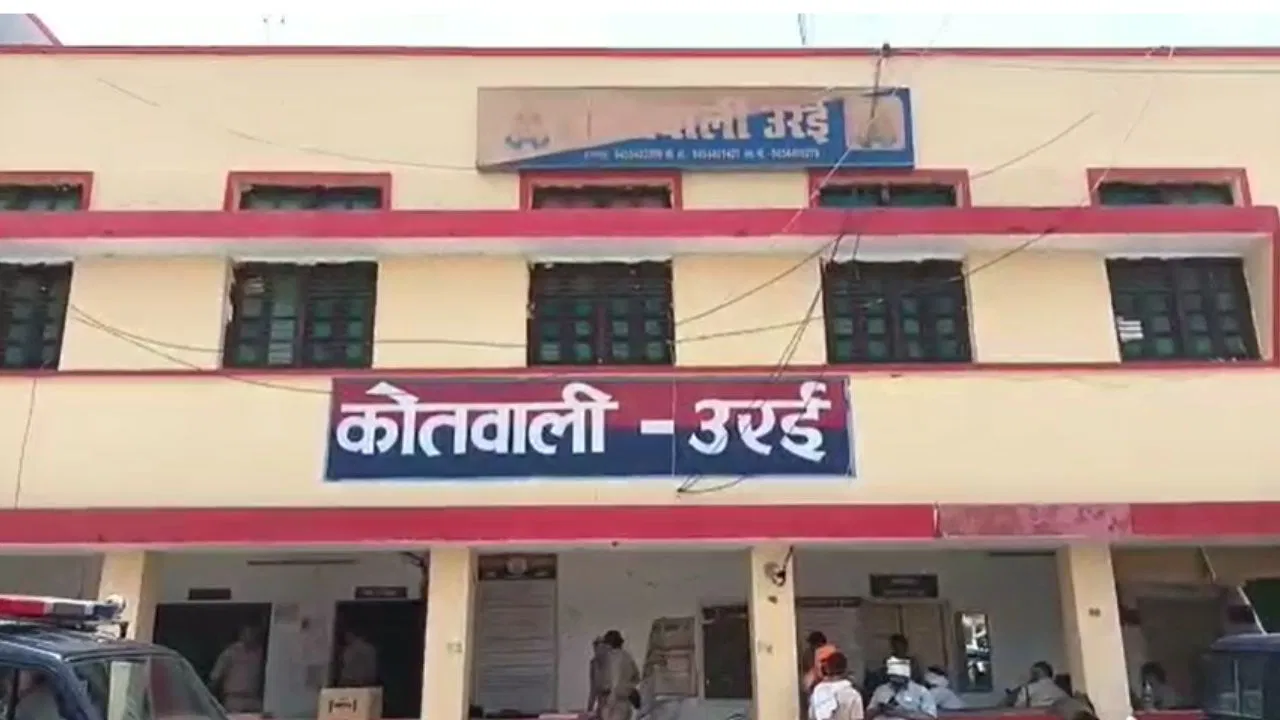 जालौन रेप केस में नया मोड़, पिता ने आरोपी पर लिखाई FIR, बेटी ने Video जारी कर कहा- ‘सब मर्जी से हुआ’ जालौन रेप केस में नया मोड़, पिता ने आरोपी पर लिखाई FIR, बेटी ने Video जारी कर कहा- 'सब मर्जी से हुआ'