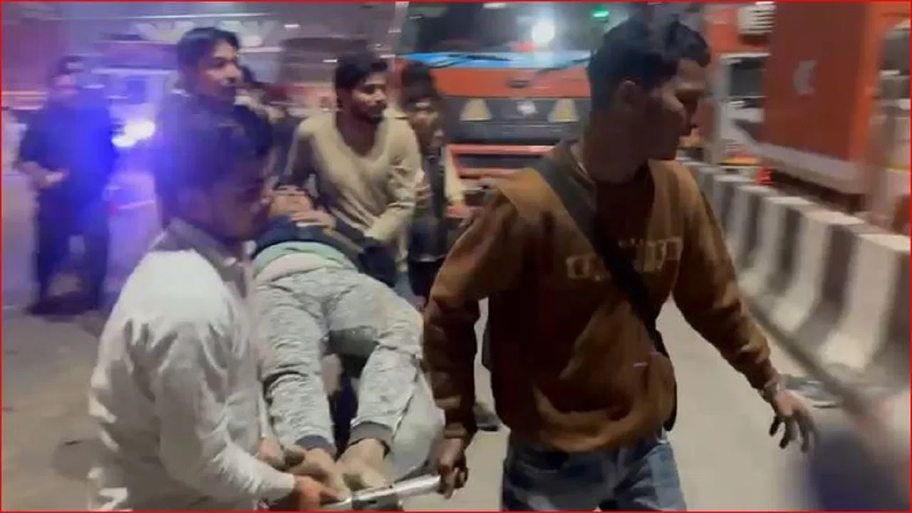 टेंपो की टक्कर के बाद घायल ड्राइवर की मदद कर रहे थे, तभी पीछे से ट्रक ने कुचला… नोएडा में दो की मौत, 4 घायल टेंपो की टक्कर के बाद घायल ड्राइवर की मदद कर रहे थे, तभी पीछे से ट्रक ने कुचला... नोएडा में दो की मौत, 4 घायल