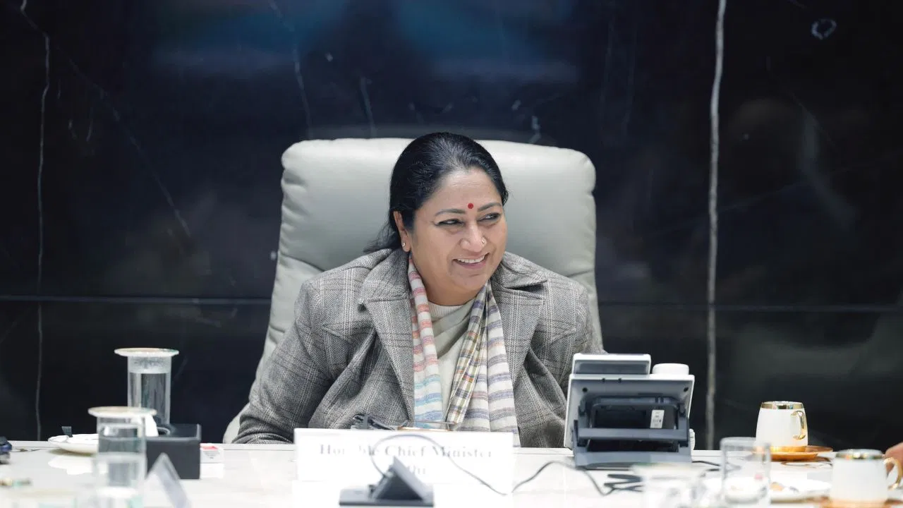दिल्ली की बदहाल सड़कों का होगा कायाकल्प… रेखा सरकार ने 802 करोड़ रुपए की परियोजना को दी मंजूरी दिल्ली के प्रदूषण से क्या खूब लड़ी मेट्रो... सीएम रेखा हुईं मुरीद, तारीफ में कही ये बात