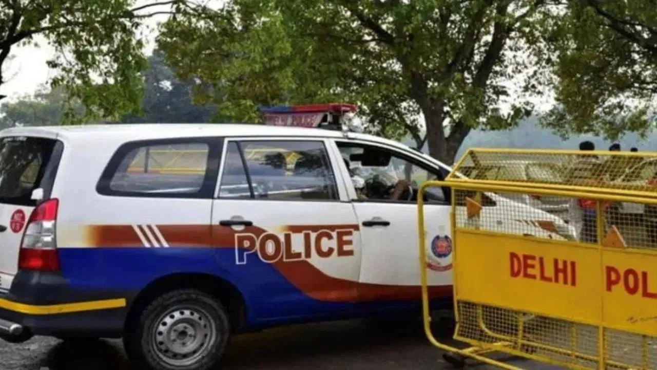दिल्ली: पीरागढ़ी फ्लाईओवर पर खड़ी कार में मिले तीन शव, इलाके में दहशत दिल्ली: पीरागढ़ी फ्लाईओवर पर खड़ी कार में मिले तीन शव, इलाके में दहशत