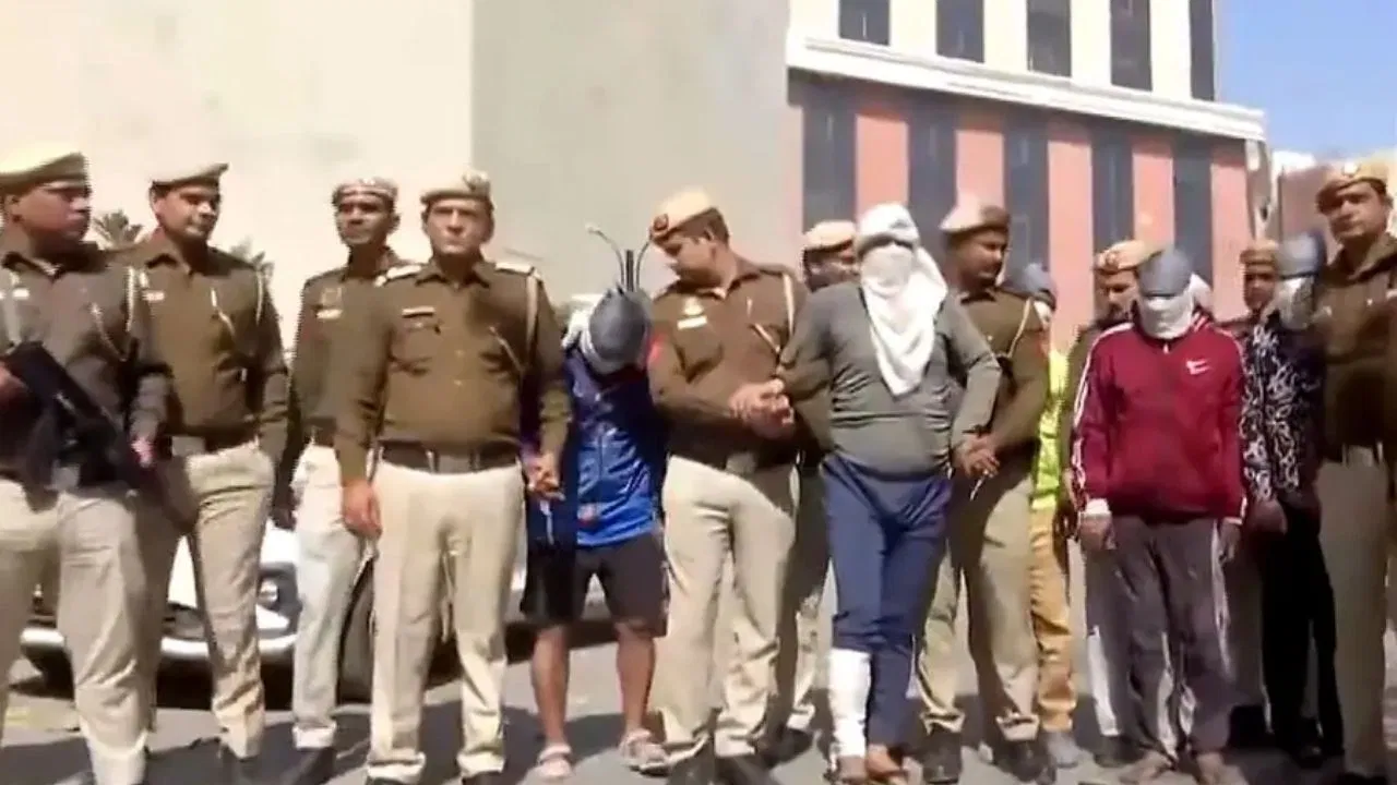 दिल्ली: बवाना कारोबारी हत्याकांड… पहले की थी रेकी फिर की हत्या, पुलिस मुठभेड़ में लॉरेंस बिश्नोई गैंग के पांच सदस्य गिरफ्तार दिल्ली: बवाना कारोबारी हत्याकांड... पहले की थी रेकी फिर की हत्या, पुलिस मुठभेड़ में लॉरेंस बिश्नोई गैंग के पांच सदस्य गिरफ्तार