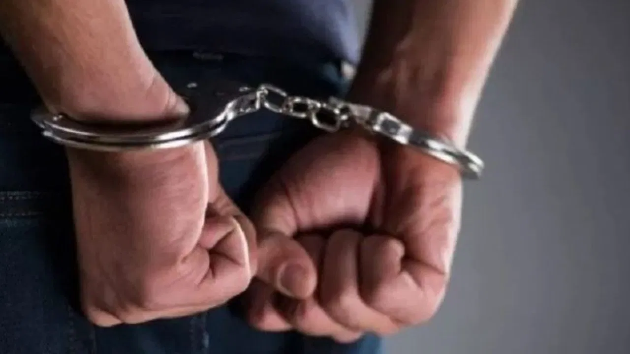 दिल्ली में बिजनेसमैन के मर्डर साजिश नाकाम, कौशल चौधरी गैंग का मुख्य शूटर गिरफ्तार… सामने आया पुर्तगाल कनेक्शन दिल्ली में बिजनेसमैन के मर्डर साजिश नाकाम, कौशल चौधरी गैंग का मुख्य शूटर गिरफ्तार... सामने आया पुर्तगाल कनेक्शन