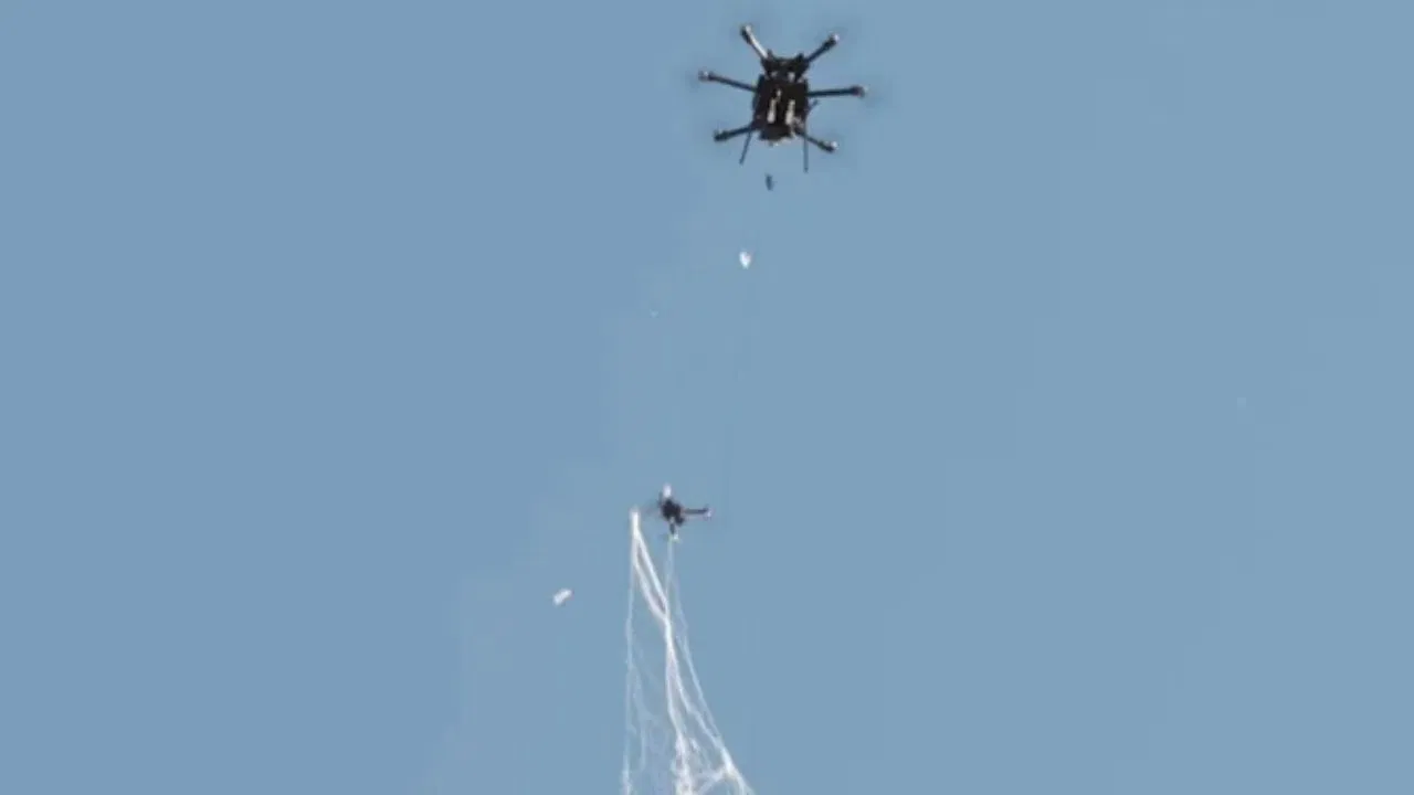 दुश्मनों के Drone का बनेगा काल! भारतीय सेना की बड़ी तैयारी, ड्रोन कैचर सिस्टम से करेगा खात्मा दुश्मनों के Drone का बनेगा काल! भारतीय सेना की बड़ी तैयारी, ड्रोन कैचर सिस्टम से करेगा खात्मा