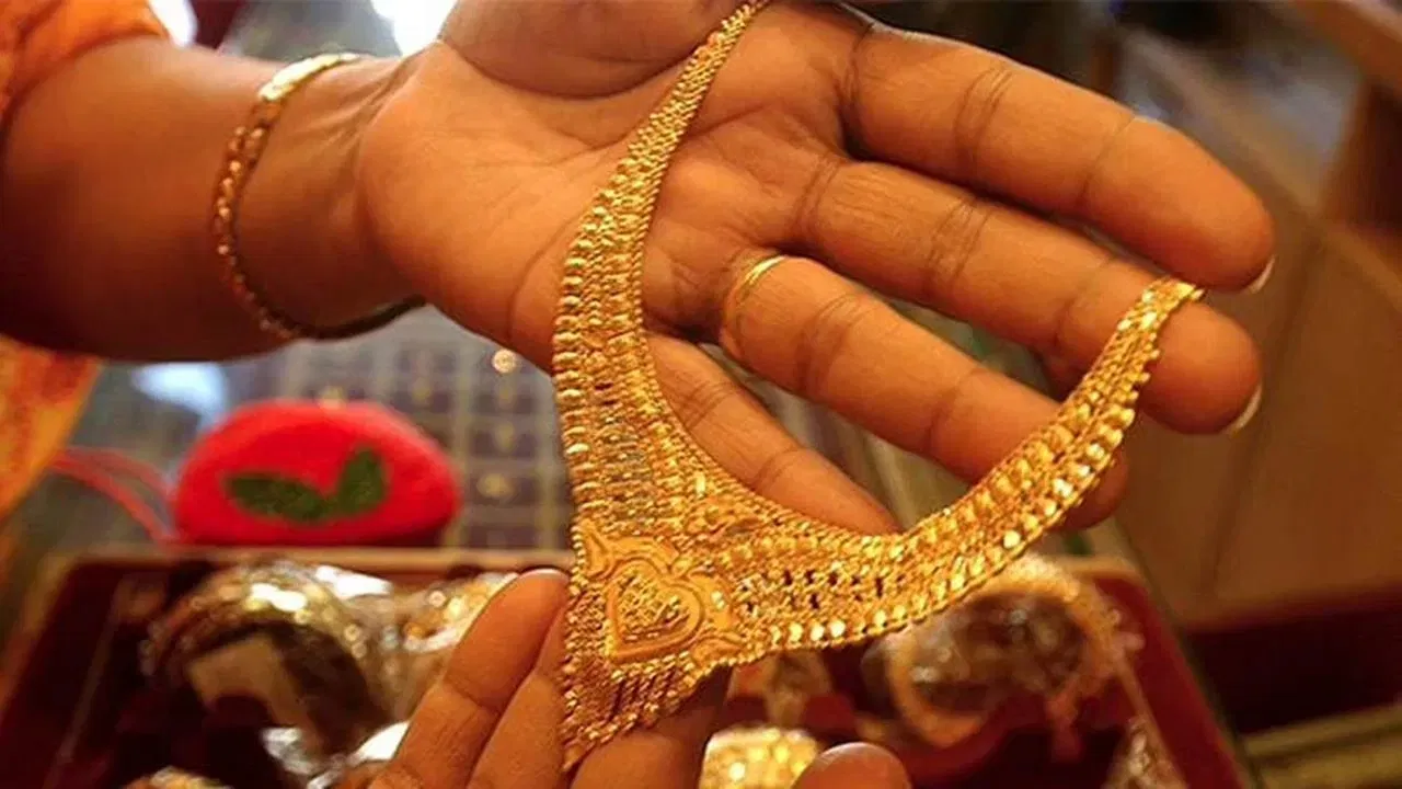 दौड़ते डॉलर ने थामी सोने की रफ्तार! यूएस जॉब डेटा के बाद चांदी भी हुई सुस्त, कब तक जारी रहेगी ये मंदी दौड़ते डॉलर ने थामी सोने की रफ्तार! यूएस जॉब डेटा के बाद चांदी भी हुई सुस्त, कब तक जारी रहेगी ये मंदी