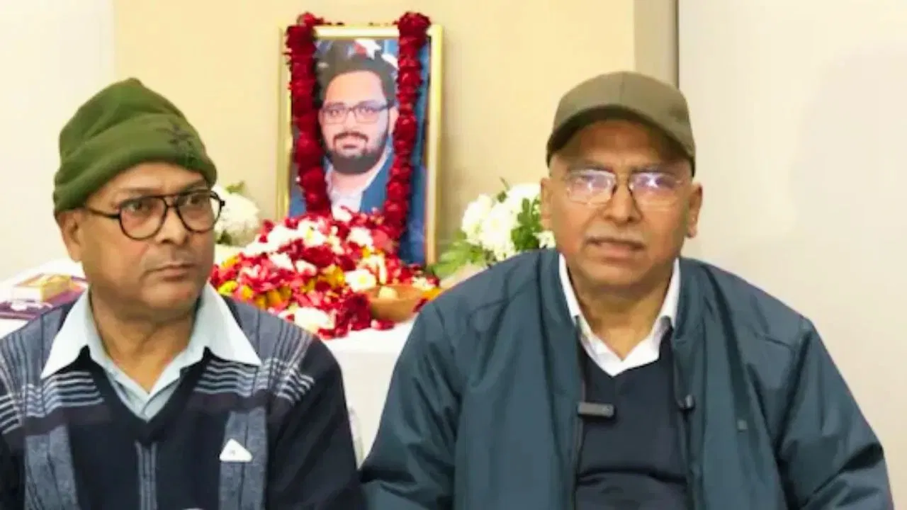 नोएडा: बेटे युवराज की मौत के बाद अकेले पड़े पिता, बेटी के साथ लंदन गए; SIT रिपोर्ट पर सस्पेंस कायम नोएडा: बेटे युवराज की मौत के बाद अकेले पड़े पिता, बेटी के साथ लंदन गए; SIT रिपोर्ट पर सस्पेंस कायम