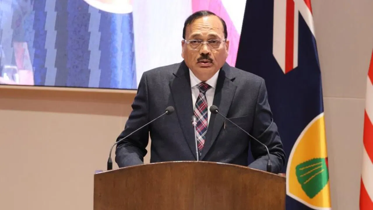 न्यायाधीशों का स्वयं को पूर्ण मानना न्यायिक नेतृत्व के लिए नुकसान, बोले CJI सूर्यकांत न्यायाधीशों का स्वयं को पूर्ण मानना न्यायिक नेतृत्व के लिए नुकसान, बोले CJI सूर्यकांत
