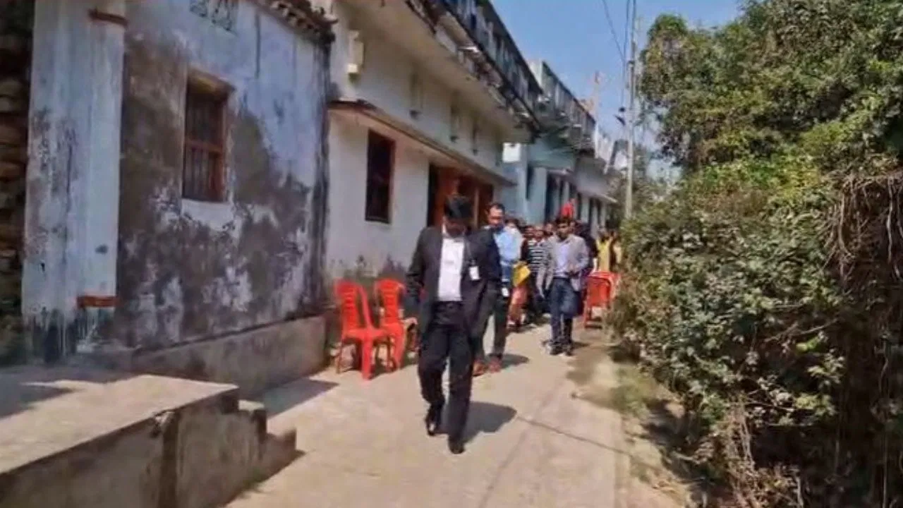 पटना NEET छात्रा मौत मामला: पिता-भाई के टूटे मोबाइल ने बढ़ाया सस्पेंस, CBI के 5 सवालों में छिपा है गहरा राज पटना NEET छात्रा मौत मामला: पिता-भाई के टूटे मोबाइल ने बढ़ाया सस्पेंस, CBI के 5 सवालों में छिपा है गहरा राज