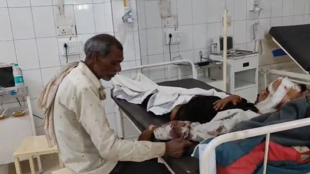 ‘पहले पैसे दो, तभी अस्पताल से…’, बेटे के इलाज के लिए नहीं थे पैसे, लाचार पिता को गिरवी रखना पड़ा मोबाइल, शिवपुरी में इंसानियत भूला डॉक्टर 'पहले पैसे दो, तभी अस्पताल से...', बेटे के इलाज के लिए नहीं थे पैसे, लाचार पिता को गिरवी रखना पड़ा मोबाइल, शिवपुरी में इंसानियत भूला डॉक्टर