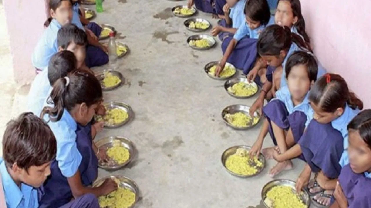 पेट दर्द, उल्टी और घबराहट… बिहार में मिड डे मील खाने के बाद 70 बच्चे पहुंचे अस्पताल पेट दर्द, उल्टी और घबराहट... बिहार में मिड डे मील खाने के बाद 70 बच्चे पहुंचे अस्पताल