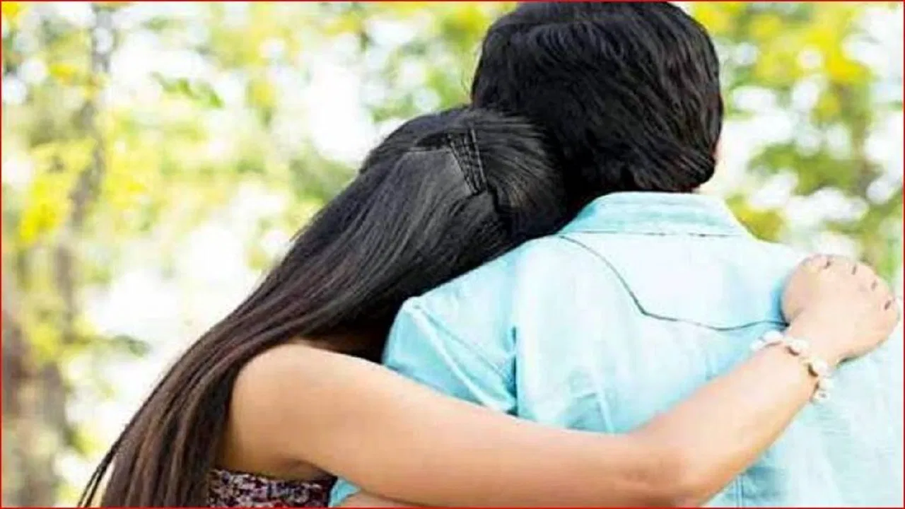 प्रेमी जोड़े को पकड़ा, फिर वीडियो किया वायरल… प्रेमिका ने दे दी जान, बेटी की लाश देख मां को आया हार्ट अटैक प्रेमी जोड़े को पकड़ा, फिर वीडियो किया वायरल... प्रेमिका ने दे दी जान, बेटी की लाश देख मां को आया हार्ट अटैक