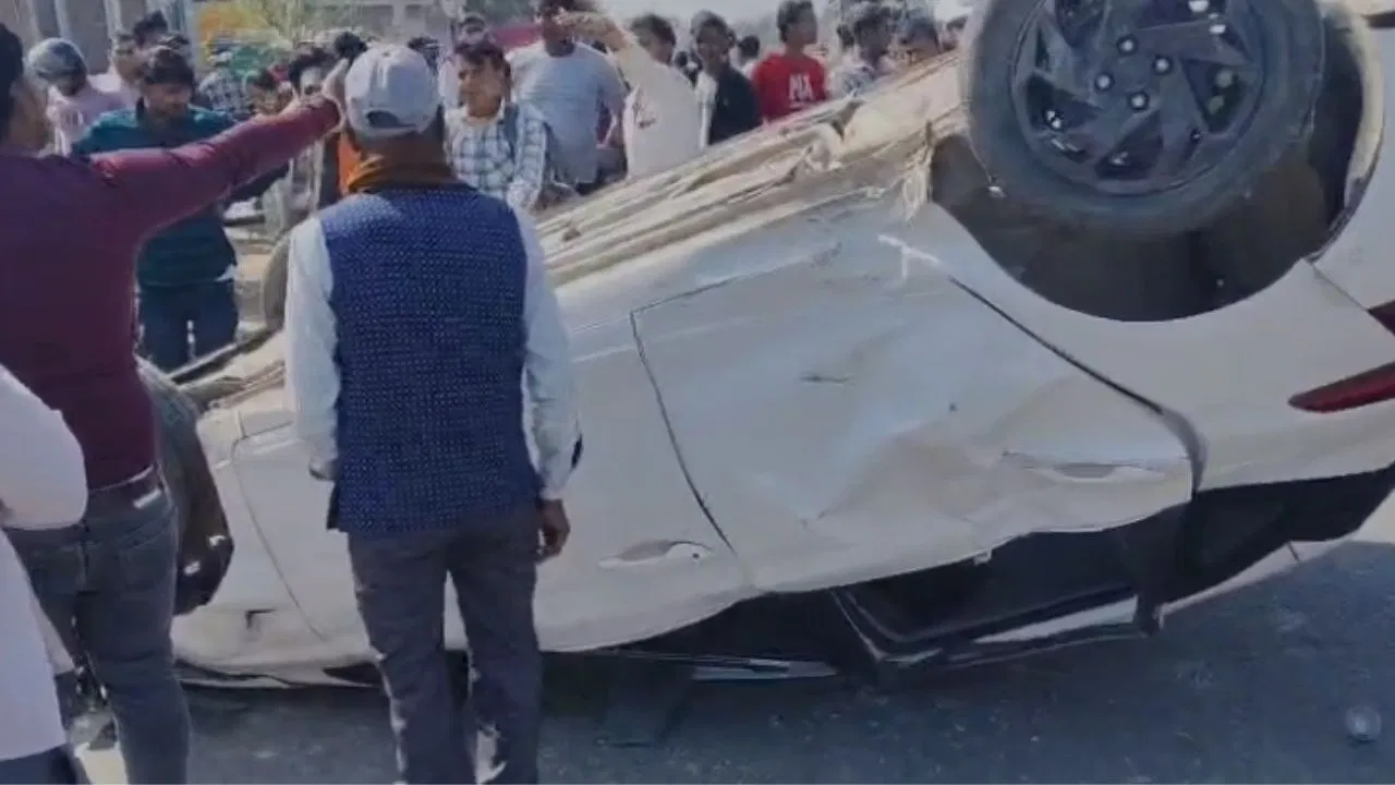 फिरोजाबाद में तेज रफ्तार कार बेकाबू होकर पलटी, दो की मौत, 2 गंभीर घायल फिरोजाबाद में तेज रफ्तार कार बेकाबू होकर पलटी, दो की मौत, 2 गंभीर घायल