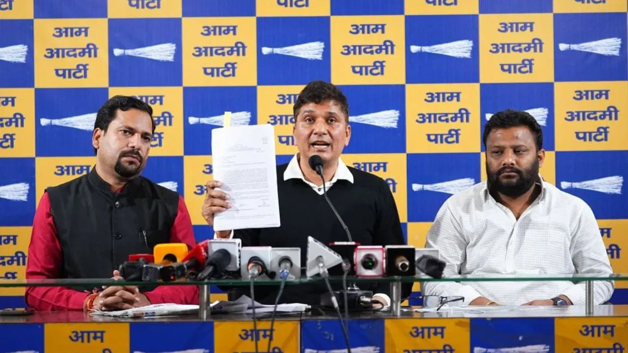 बच्चों के एडमिट कार्ड लेकर मंत्री के घर क्यों बैठे रहे स्कूल के प्रिंसिपल… AAP नेताओं का आशीष सूद पर हमला बच्चों के एडमिट कार्ड लेकर मंत्री के घर क्यों बैठे रहे स्कूल के प्रिंसिपल... AAP नेताओं का आशीष सूद पर हमला