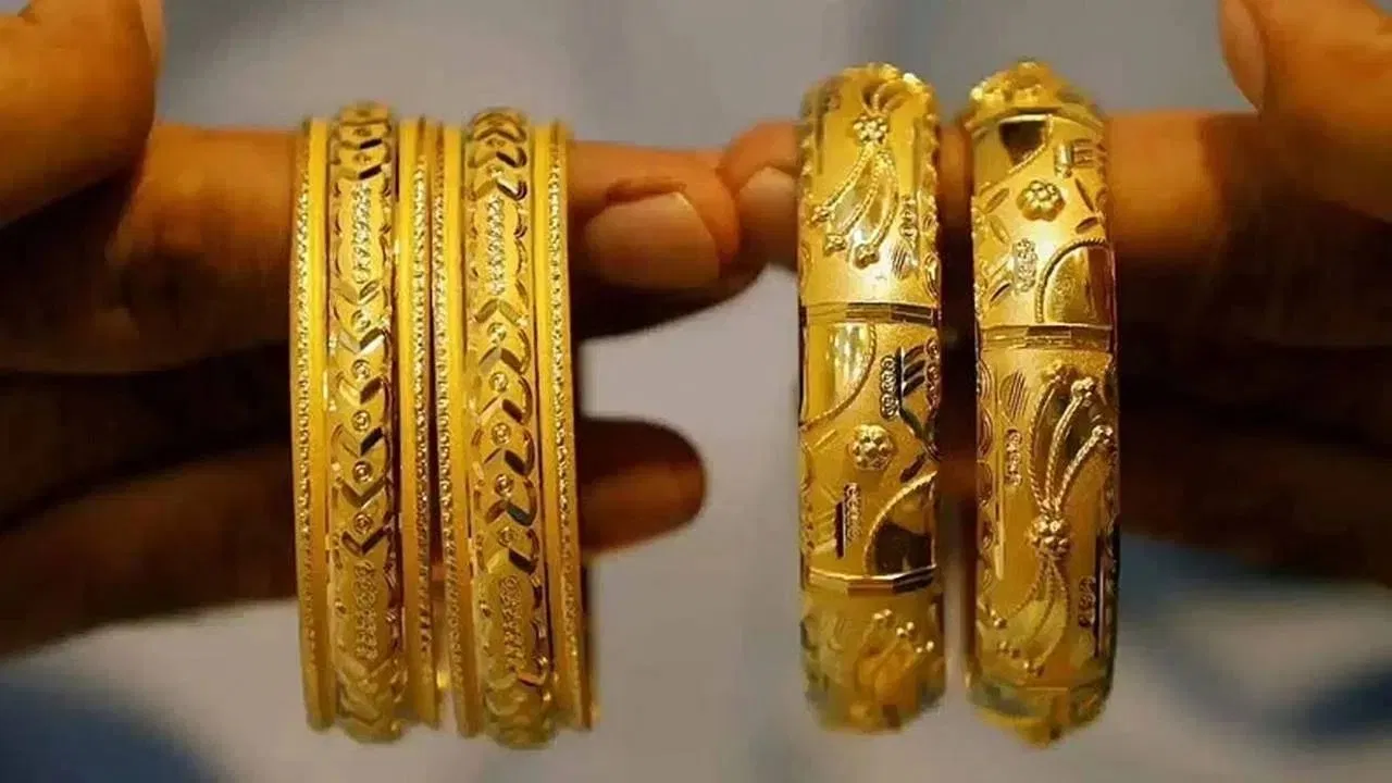 बेंगलुरु में बैंककर्मी ने लॉकर से चुराया 4 करोड़ का सोना… जुए की लत ने बनाया चोर बेंगलुरु में बैंककर्मी ने लॉकर से चुराया 4 करोड़ का सोना... जुए की लत ने बनाया चोर