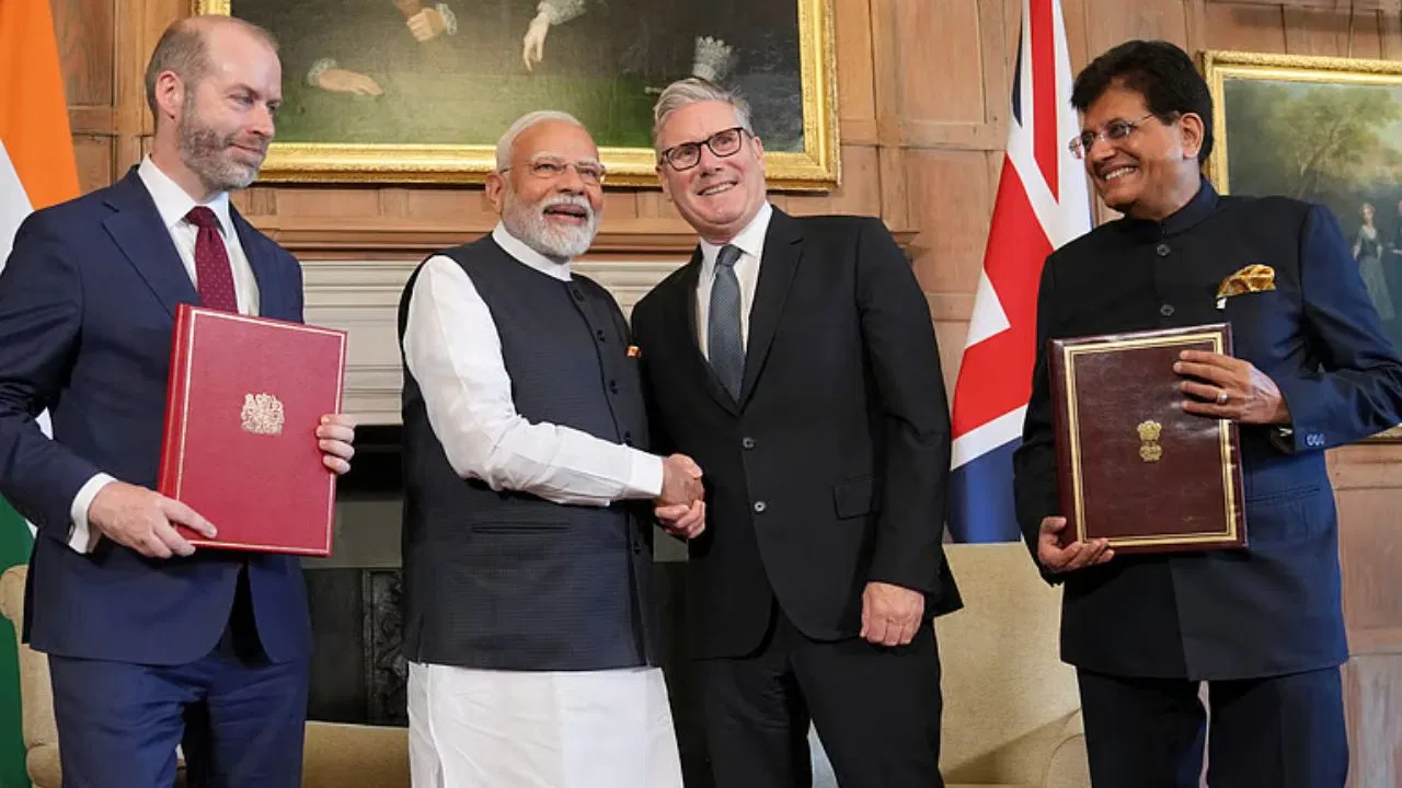 व्हिस्की के घूंट और लग्जरी कारों की सवारी होगी सस्ती, अप्रैल से लागू हो सकती है इंडिया-यूके डील भारत के साथ FTA से ब्रिटेन को होगा बड़ा फायदा, ब्रिटिश संसद में सरकार ने दिया जवाब