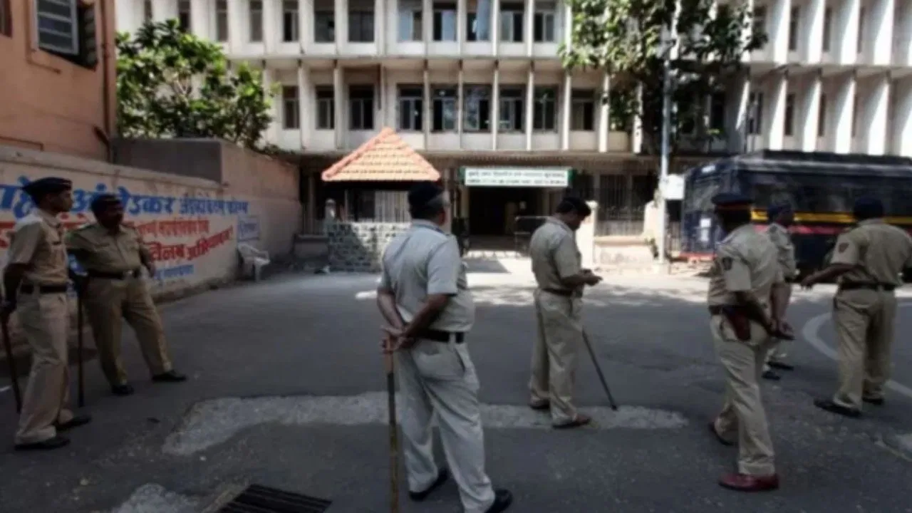 महाराष्ट्र में परीक्षा केंद्र के बाहर उतरवाए मंगलसूत्र, एग्जाम देने पहुंची थीं महिलाएं; होगी जांच महाराष्ट्र में परीक्षा केंद्र के बाहर उतरवाए मंगलसूत्र, एग्जाम देने पहुंची थीं महिलाएं; होगी जांच