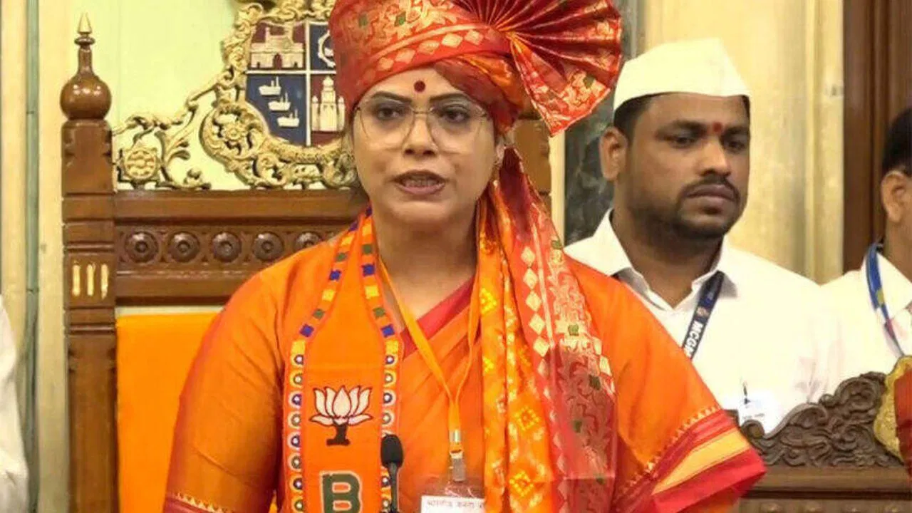 मुंबई की मेयर बनते ही एक्शन में ऋतु तावड़े, अवैध बांग्लादेशियों पर नकेल, फर्जी जन्म प्रमाणपत्रों पर सख्ती मुंबई की मेयर बनते ही एक्शन में ऋतु तावड़े, अवैध बांग्लादेशियों पर नकेल, फर्जी जन्म प्रमाणपत्रों पर सख्ती