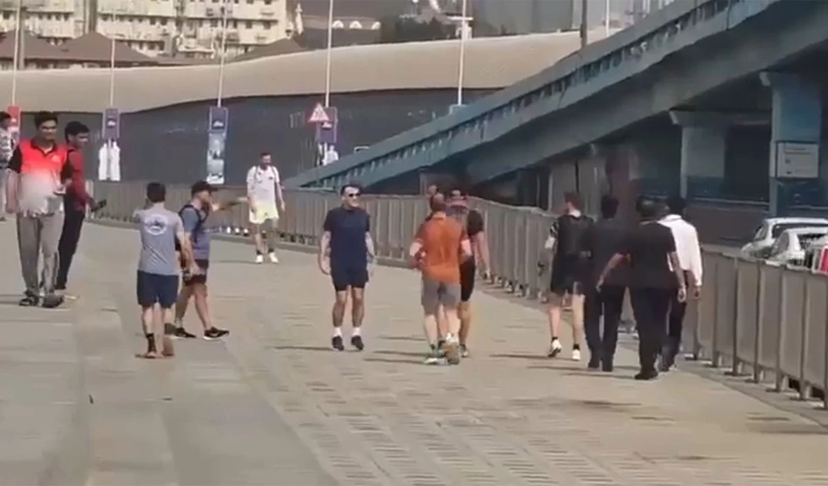 मुंबई में Marine Drive पर हाफ पैंट में दौड़े फ्रांस के राष्ट्रपति, Video हुआ वायरल मुंबई में Marine Drive पर हाफ पैंट में दौड़े फ्रांस के राष्ट्रपति, Video हुआ वायरल