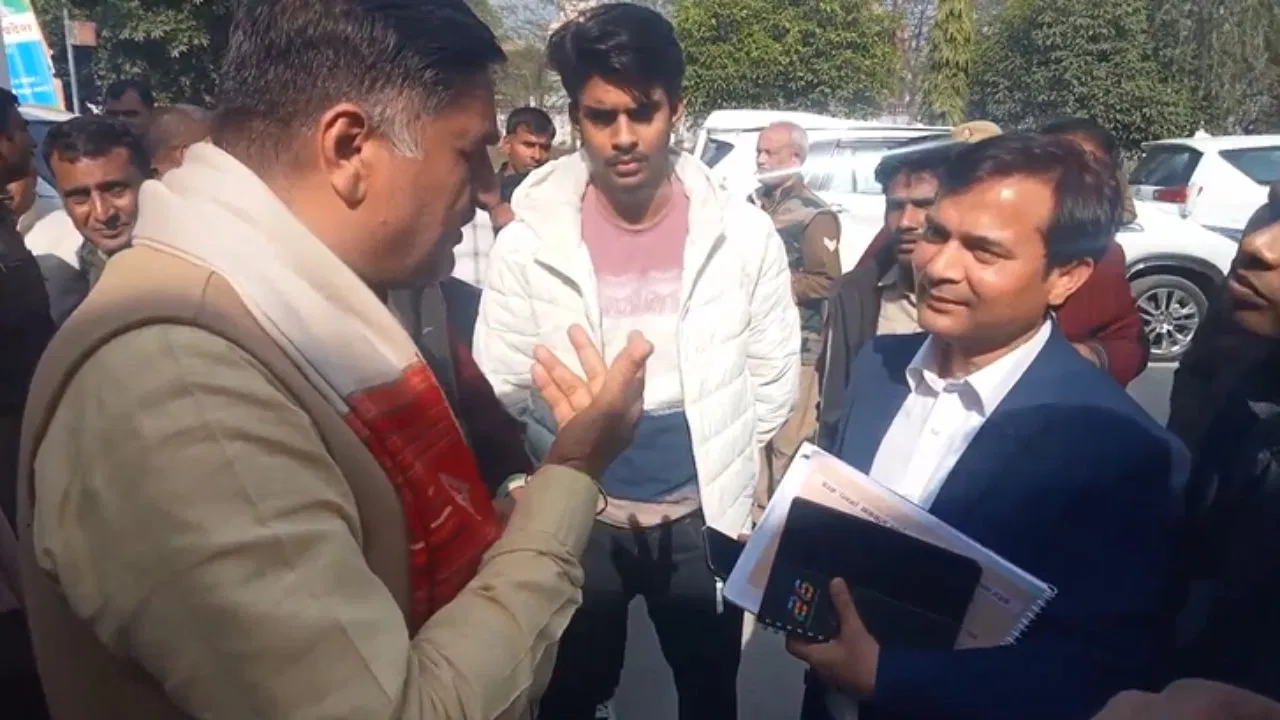 ‘यहां पक्षी भी उड़ेगा तो पहले हमसे इजाजत लेगा’… अधिकारी से बोले अलीगढ़ के BJP सांसद सतीश गौतम 'यहां पक्षी भी उड़ेगा तो पहले हमसे इजाजत लेगा'... अधिकारी से बोले अलीगढ़ के BJP सांसद सतीश गौतम