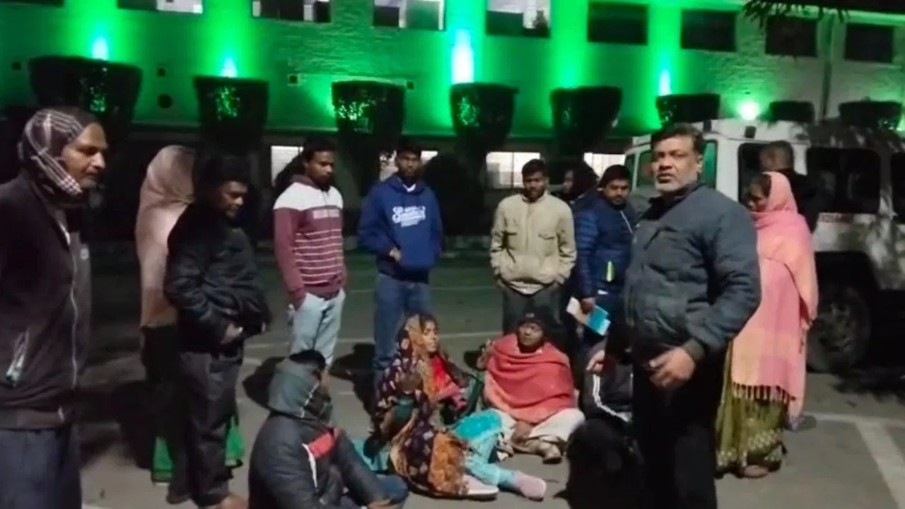 रेलकर्मी की मौत, घर वालों ने लगाया इंचार्ज पर प्रताड़ित करने का आरोप… बरेली DRM में शव रखकर किया प्रदर्शन रेलकर्मी की मौत, घर वालों ने लगाया इंचार्ज पर प्रताड़ित करने का आरोप... बरेली DRM में शव रखकर किया प्रदर्शन