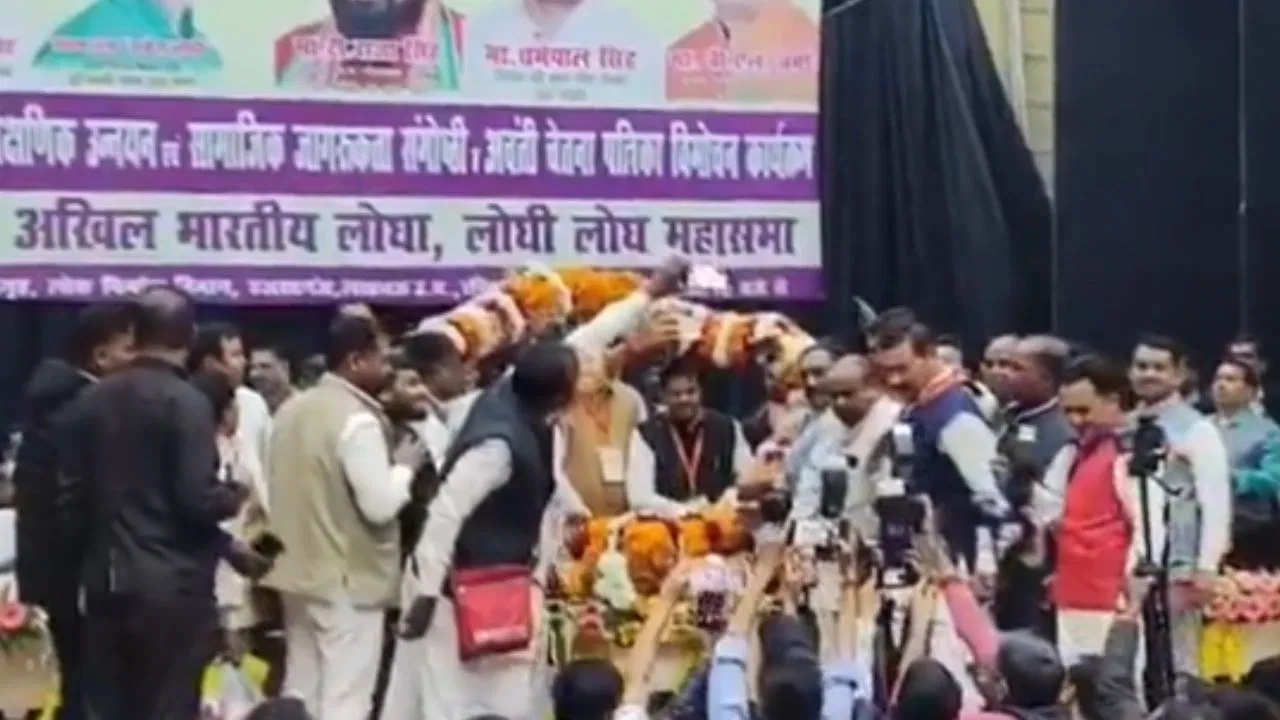 लखनऊ में लोधी समाज ने दिखाई एकजुटता… BJP में विधायक बनाम मंत्री विवाद के बाद किया शक्ति प्रदर्शन! लखनऊ में लोधी समाज ने दिखाई एकजुटता... BJP में विधायक बनाम मंत्री विवाद के बाद किया शक्ति प्रदर्शन!