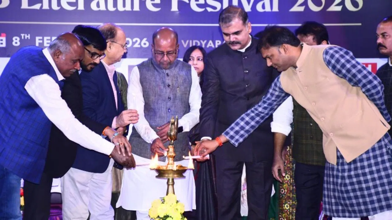 ‘लेट्स इंस्पायर बिहार’ लिटरेचर फेस्टिवल का शानदार आयोजन, जुटे दिग्गज साहित्यकार, जानें क्या रहा खास 'लेट्स इंस्पायर बिहार' लिटरेचर फेस्टिवल का शानदार आयोजन, जुटे दिग्गज साहित्यकार, जानें क्या रहा खास