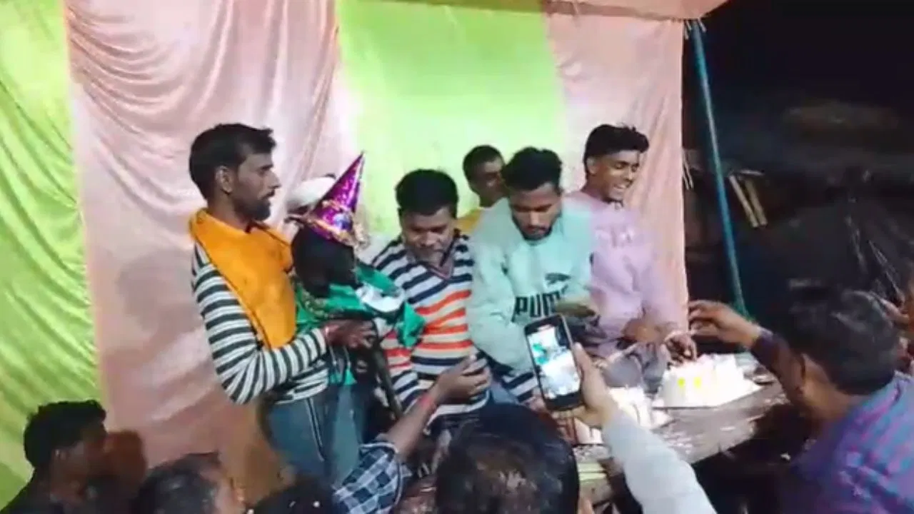 वाह! हरदोई में बकरियों का बर्थडे, एक ‘स्वीटी’ तो दूसरी ‘मोनिका’, गांव के 200 लोगों ने उड़ाई दावत वाह! हरदोई में बकरियों का बर्थडे, एक 'स्वीटी' तो दूसरी 'मोनिका', गांव के 200 लोगों ने उड़ाई दावत