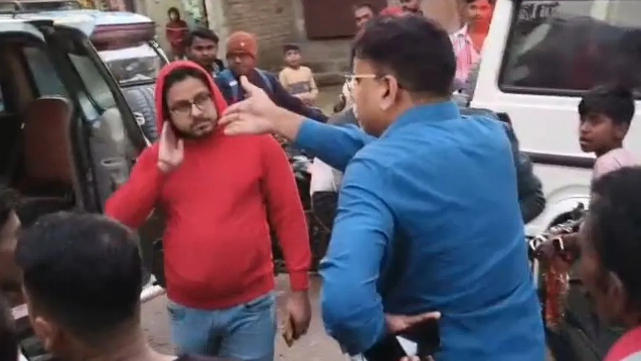 वैशाली का थप्पड़बाज BDO… पैर पकड़ गिड़गिड़ाता रहा युवक, साहब चलाते रहे अपना हाथ वैशाली का थप्पड़बाज BDO... पैर पकड़ गिड़गिड़ाता रहा युवक, साहब चलाते रहे अपना हाथ