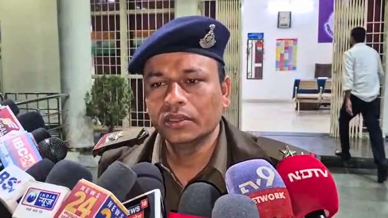 शादीशुदा महिला के साथ घूम रहा था पुलिसवाला, पति ने बीच सड़क पकड़ा… कर दी धुनाई शादीशुदा महिला के साथ घूम रहा था पुलिसवाला, पति ने बीच सड़क पकड़ा... कर दी धुनाई