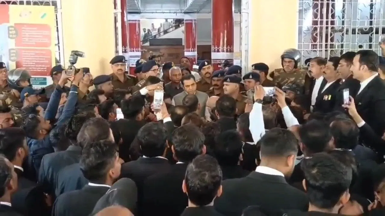 शिवपुरी में वकील की हत्या से MP में उबाल, जबलपुर-इंदौर में सड़कों पर उतरे अधिवक्ता; कर दी ये बड़ी मांग शिवपुरी में वकील की हत्या से MP में उबाल, जबलपुर-इंदौर में सड़कों पर उतरे अधिवक्ता; कर दी ये बड़ी मांग