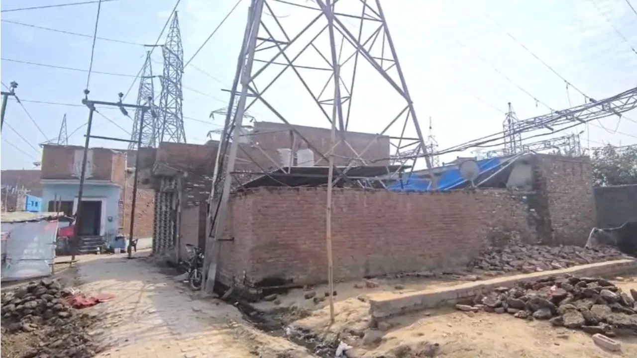 सिर पर मंडरा रही मौत! बागपत में हाईटेंशन टॉवरों के नीचे बना लिए घर, एक साल में 4 की गई जान सिर पर मंडरा रही मौत! बागपत में हाईटेंशन टॉवरों के नीचे बना लिए घर, एक साल में 4 की गई जान