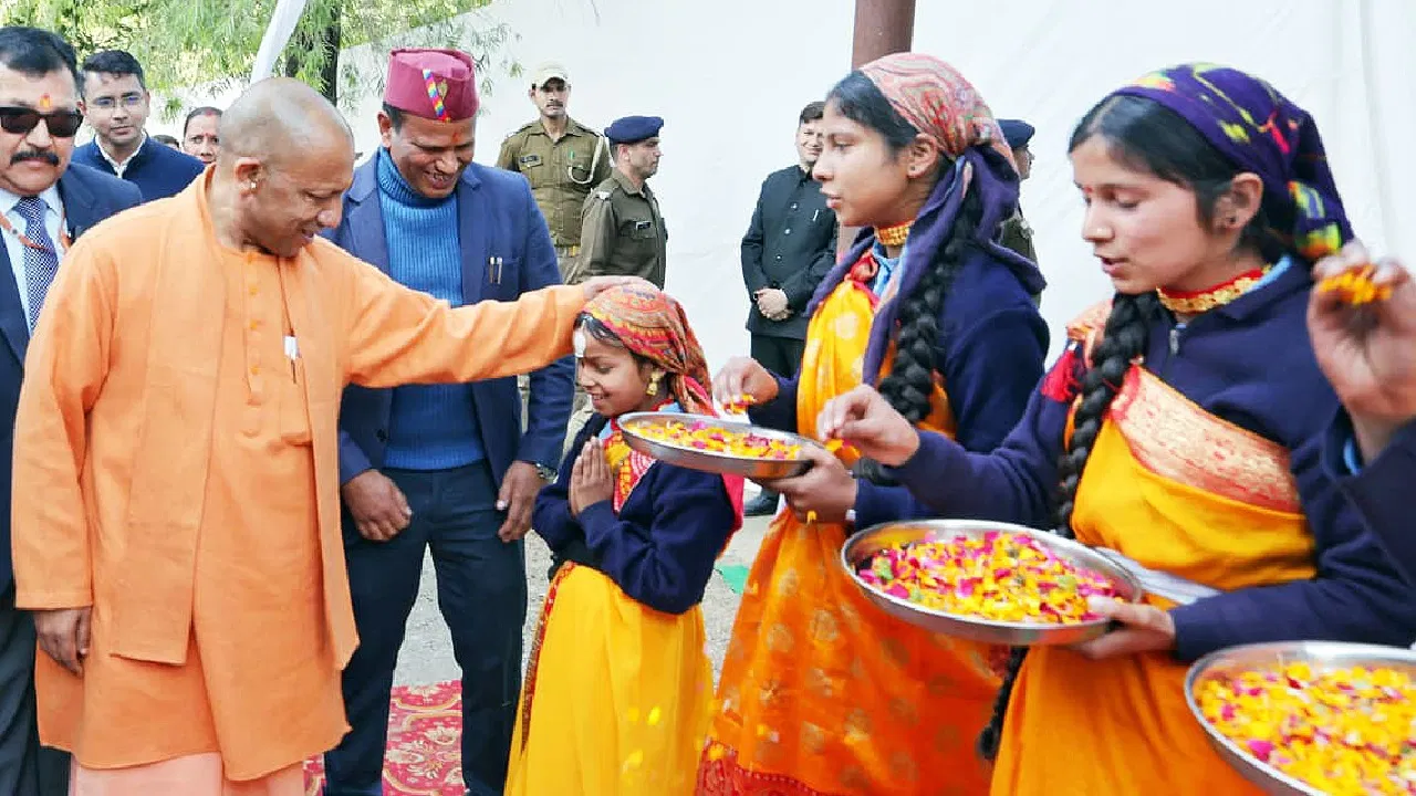 हम भी तेरे दादा लगते हैं… जब उत्तराखंड में बच्चे से बोले सीएम योगी, उमड़ा ‘बाबा’ का बाल-प्रेम हम भी तेरे दादा लगते हैं... जब उत्तराखंड में बच्चे से बोले सीएम योगी, उमड़ा 'बाबा' का बाल-प्रेम