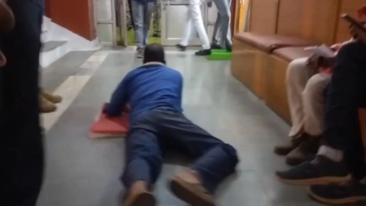 हमारी भी सुन लो पुकार! सांप की तरह रेंगते हुए कलेक्टर ऑफिस पहुंचा किसान, देख हैरान रह गए लोग हमारी भी सुन लो पुकार! सांप की तरह रेंगते हुए कलेक्टर ऑफिस पहुंचा किसान, देख हैरान रह गए लोग