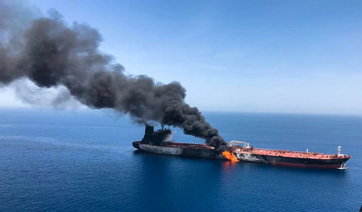 Iran-Israel तनाव के बीच Oman में Oil Tanker पर हमला, 15 भारतीयों समेत 20 क्रू मेंबर्स Rescue Iran-Israel तनाव के बीच Oman में Oil Tanker पर हमला, 15 भारतीयों समेत 20 क्रू मेंबर्स Rescue