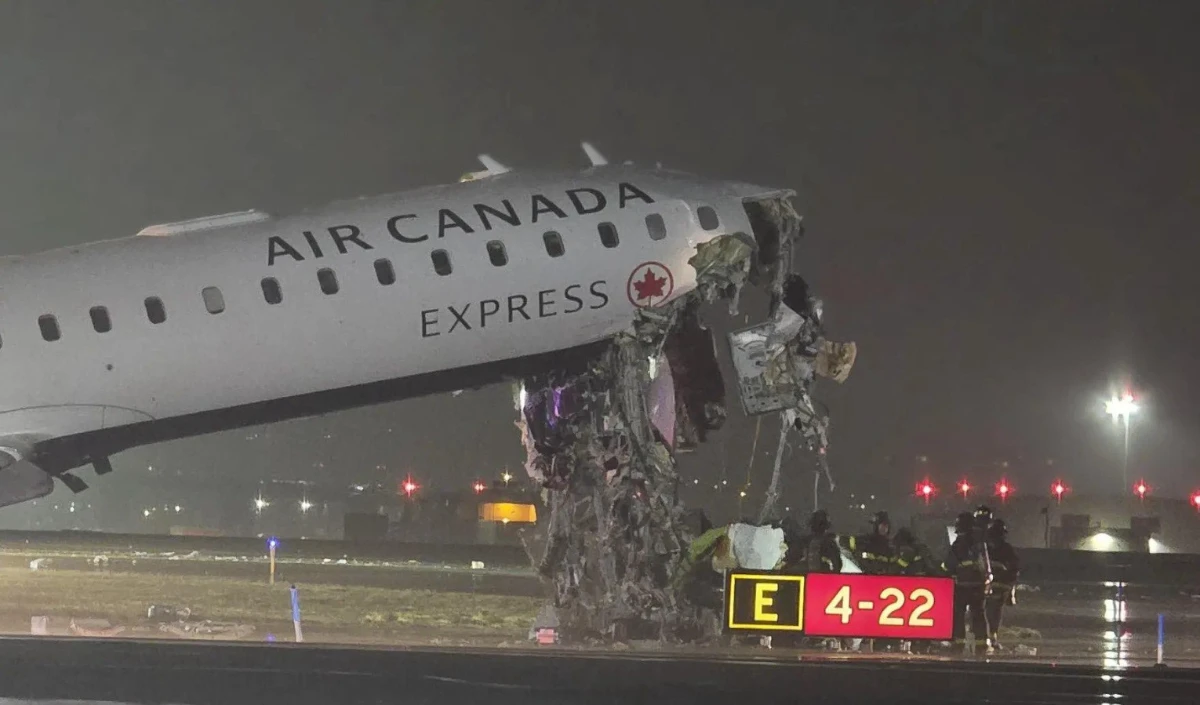 New York के LaGuardia Airport पर बड़ा हादसा, रनवे पर दमकल से टकराया Air Canada विमान, 2 की मौत New York के LaGuardia Airport पर बड़ा हादसा, रनवे पर दमकल से टकराया Air Canada विमान, 2 की मौत